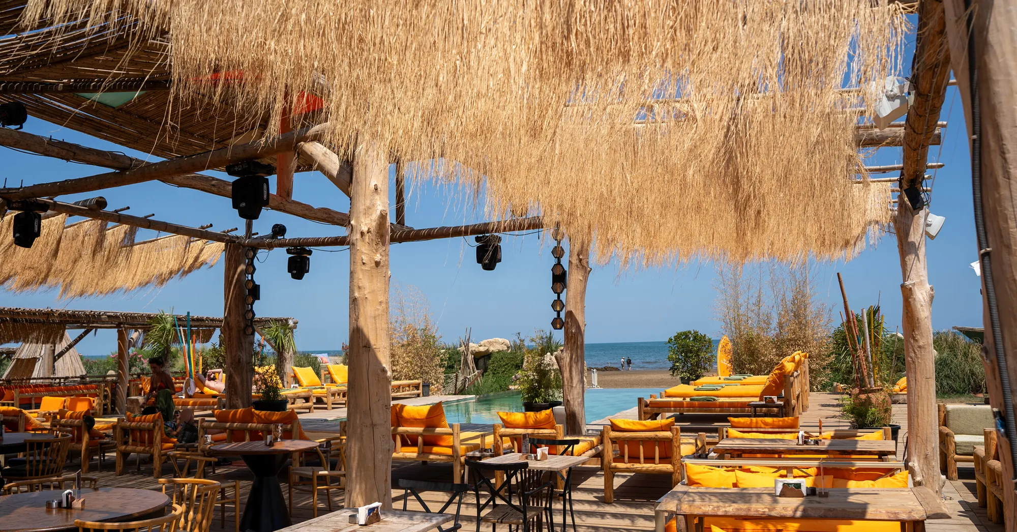 küləş damlı terras-restoran, hovuz və dəniz, narıncı yastıqlar (2000×1046)